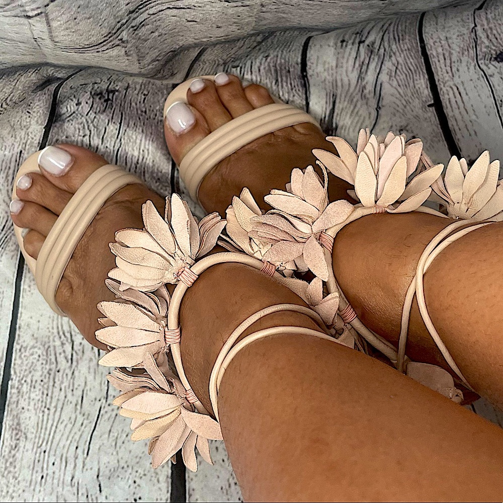 Cecelia New York, upper learning floral design, neutral color.